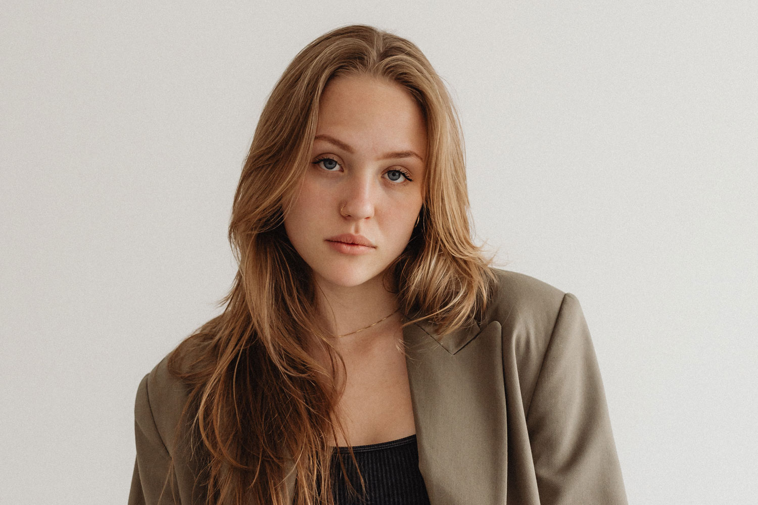 Junge Frau setzt Grenzen in der Beziehung, selbstbewusst und ruhig.