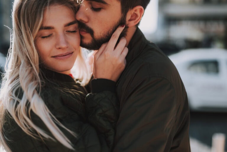 Intime Berührung eines Paares, das Liebe und Sehnsucht zeigt, passend zum Thema "Die Macht der Berüh.