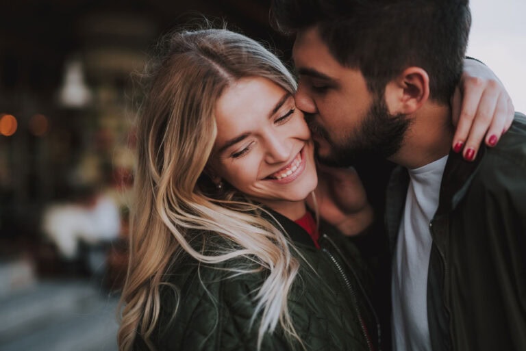 Glückliches Paar zeigt Zuneigung, symbolisiert emotionale Verbindung und Liebe.