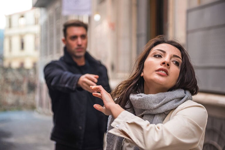 Frau weist Mann in einer Konfliktszene in der Stadt ab, Beziehungsprobleme, Trennung, Liebeskummer.