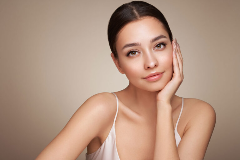 Junge Frau mit nachdenklichem Blick, symbolisiert Selbstreflexion und emotionale Balance.