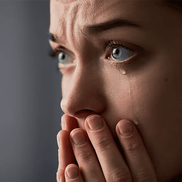 Traurige Frau mit Träne im Auge, emotionaler Moment, Nachdenklichkeit.